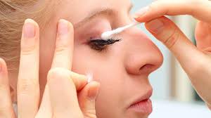 how to remove mascara from your eyelids