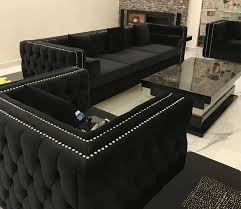 Namun, model sofa dengan bentuk minimalis biasanya lebih mudah digunakan pada setiap tema ruang tamu. Jual Produk Sofa Minimalis Ruang Keluarga Raja Furniture