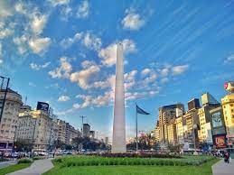 O local dele foi escolhido porque ali foi hasteada pela primeira vez uma bandeira da argentina. Obelisco De Buenos Aires Wikipedia
