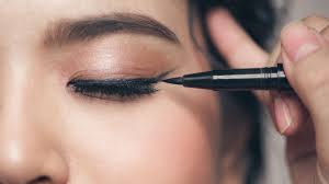 how to keep eyeliner from smudging