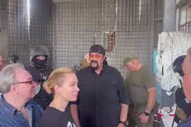 Стивен Сигал посетил изолятор в Еленовке и снимет фильм о Донбассе