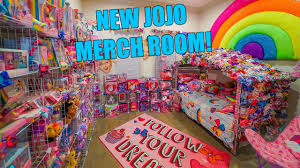16.03.2020 · jojo siwa house tour (video) her house tours are loved by her fans and it's the easiest way to gain insight into her lifestyle given the difficulty in finding real estate listing 10.01.2020 · jojo siwa shared a video tour of her new house, complete with a fun room, merch store and snack area. New Jojo Merch Room Revealed Youtube