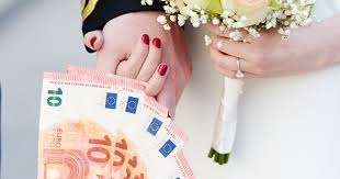 Ihr wollt zur hochzeit geld schenken aber die scheinchen nicht einfach nur langweilig platzieren? Hochzeit Geschenk Wie Viel Geld Sollte Man Schenken