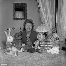 Tv Personality Noele Gordon At Her Home With Some Of The Dolls Sent  gambar png