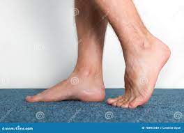 Здоровые мужские ноги чувствуя удобный Стоковое Фото - изображение  насчитывающей конец, человек: 70894340