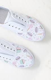 A tutorial for diy paint splatter shoes. Easy Diy Tennis Shoes For Summer Take 5 Everythingetsy Com