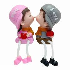 polyresin cute couple kissing statue