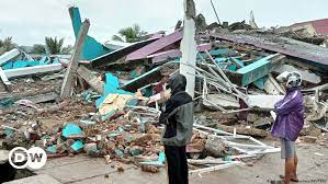Pusat gempa berada di darat 7km tenggara aceh singkil iii aceh singkil. Indonesia Quake Rescuers Race Against Clock To Find Survivors News Dw 16 01 2021