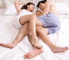 夫妻同床哪种睡姿最健康？夫妻床上这种睡姿_手机搜狐网