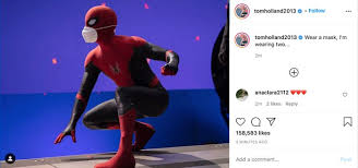 Fotoğrafta iki maskeyle gözüken tom holland, set hakkında başka bir detaya yer vermedi. First Spider Man 3 Image Reveals Familiar Costume New Mask Film