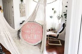 There's nothing quite like a cool hanging chair to bring a statement into your favorite spaces. 20 Ideas For Decorating With Indoor Hammocks
