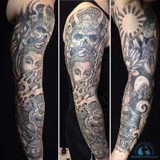 Un bras tout en nuances de gris pour un tatouage en hommage aux origines de  Romain - Graphicaderme Tattoo