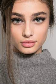 6 ways to make fuller lips appear thinner