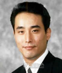 The body of Lee Jae-chan, 47, was discovered in his apartment parking lot at around 7 a.m., police said. Investigators said they suspect suicide. - 20100818114659_bodyfile