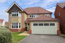 4 bed detached house in