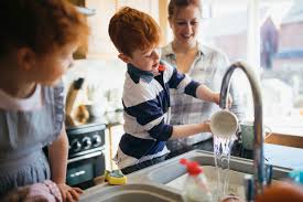 Tareas domésticas para niños según su edad - Consejos | Cleanipedia