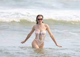 /celebrities+nude+in+beach