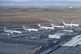 Vienna's international airport is located at schwechat, a town around 20km to the south and east of the main city on the road towards slovakia and hungary. Coronavirus Flughafen Wien Schnurt Sparpaket Austrian Wings