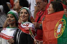 Der iranische fußballverband hat frauen nur 3600 von 74.000 sitzen angeboten und alle tickets waren in nur wenigen stunden ausverkauft. Iranische Frauen Durfen Ins Fussballstadion