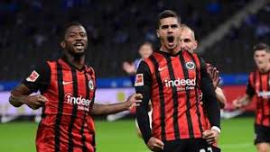 Get the latest eintracht frankfurt news, scores, stats, standings, rumors, and more from espn. Eintracht Frankfurt 100 000 Liter Milch Eintracht