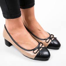 Лачени дамски обувки на ток в съчетание от няколко наситени цвята, дебел висок ток и отворени пръсти. Obuvki S Debel Tok Udobni