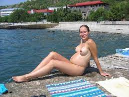 Schwangere frau nackt am strand