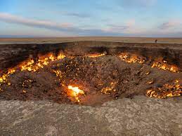 Photos of the Gates of Hell, a Fiery Gas Crater in Turkmenistan