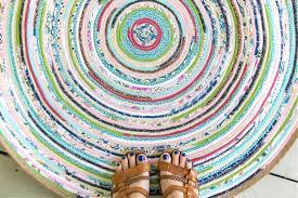 make a diy rag rug using fabric strips