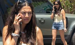 Jessica gomes is an australian model who has a net worth of $6 million. Model Jessica Gomes Steps Out For A Bite To Eat In Byron Bay After Arriving In Australia In December Daily Mail Online