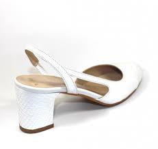 Модерни и стилни бели дамски сандали на платформа, изработени от еко кожа и антибактериална белите сандали са с платформа висока 12 см. Beli Damski Sandali Sara Pen