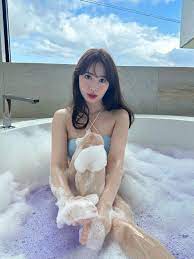 小嶋陽菜、豊満な胸元に“泡”…魅惑の泡風呂動画「女神降臨 セクシーが溢れ出てた」 | ORICON NEWS