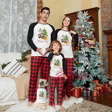 family matching christmas pajamas