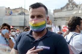 Il disegno di legge contro l'omofobia e la transfobia estende i passaggi del codice penale alle discriminazioni basate su sesso, genere, orientamento. Gx Plesuaamwpm