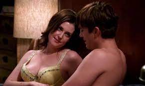 Naked Melanie Lynskey in Two and a Half Men < ANCENSORED