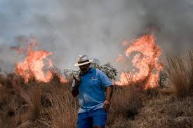 Μεγάλη φωτιά έχει ξεσπάσει στην κερατέα, με αποτέλεσμα οι αρχές να αποφασίσουν την εκκένωση των οικισμών μαρκάτι, συντερίνα και άγιος . X5vnqfa4 Oijcm