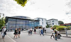 Örebro universitet är ett av sveriges mest expansiva universitet med cirka 17 000 studenter och 1 260 anställda. Stor Okning Av Antalet Forstahandssokande Till Orebro Universitet Nyhetsarkiv Orebro Universitet