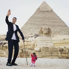 718 total views, 1 views today top 10 shortest cutest and popular people of all time in the world the greatest. The World S Tallest Man Sultan Kosen Of Turkey And Shortest Woman Jyoti Amge Of India Pose In Front Of The Pyramids In Giza Egypt On January 26th 2018 Geschichte