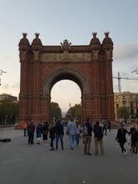 L'arco trionfale arc de triomf era all'epoca l'ingresso principale dell'esposizione universale del 1888 nel parco della ciutadella di barcellona.l'arco trionfale di mattoni rossi non è nel parco, ma vicino, precisamente all'incrocio tra il 'passeig de lluís companys' e il 'passeig de sant joan', alla stazione della metropolitana 'arc de triomf'. Arco Di Trionfo Barcellona Claudio Conti Getcoo Travel Blog