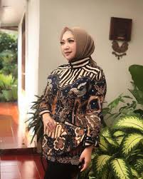 Hijab untuk pilot wanita untuk airasia dan airasia x itu sudah bisa mulai dikenakan pada juni 2017. 6 Model Baju Batik Kerja Kantor Modis Kekinian Tribun Pontianak
