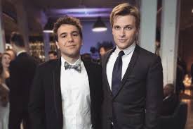 Ronan farrow has never denied that he is sinatra's son. Ronan Farrow Engaged To Pod Saves America S Jon Lovett After Proposing In His Book Catch And Kill London Evening Standard Evening Standard