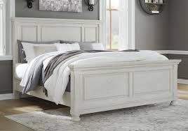 Robbinsdale White Queen Panel Bed