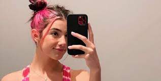 Hair tutorial hair transformation do it yourselfcharli damelio charli d amelio chase hudsonpopular hairstyles of charlie on tiktok tiktok dance challengech. Charli D Amelio Switches Out Her Pink Hair For Long Black Extensions