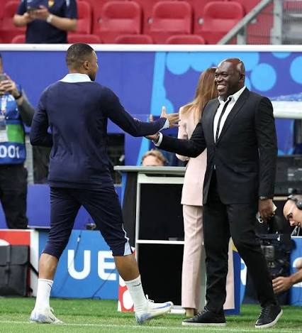 Kylian Mbappe và bố của anh ấy 🤍🫂