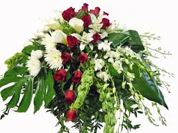 Looking for a cheap funeral flowers delivery service? Modern Styled Casket Spray For A Funeral The Red And White Flower Colour Scheme Is Classic Free Delivery Funeral Flowers Flowers For Everyone Casket Sprays