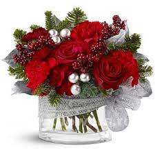 Новогодний цветочный букет из роз с розами гвоздиками еловыми ветками  украшениями, купить букет цветов на Новый год с доставкой