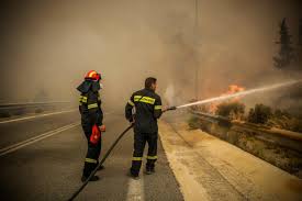 Σύμφωνα με ενημέρωση του newsbomb.gr από το γραφείο τύπου της πυροσβεστικής η φωτιά καίει στα ορεινά και δεν εμπνέει ανησυχία. Fwtia Twra Sthn Eyboia City View