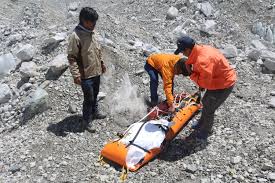 This year's everest climbing season is so far the fourth deadliest on record, with mountaineers blaming poor weather, inexperienced climbers and a record number of permits issued by the. Der Everest Schmilzt Und Legt Tonnenweise Mull Und Leichen Frei