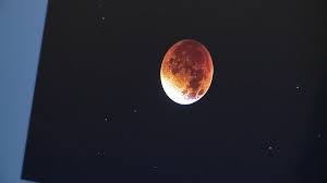 A holdfogyatkozás teliholdkor figyelhető meg.a nap és a hold között áll a föld, így árnyéka takarja a holdfogyatkozás. Holdfogyatkozas 2019 07 16 Youtube