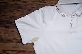 5 méthodes pour éliminer une tache jaune sur vêtement blanc
