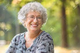 公園で眼鏡と笑顔の高齢女性のポートレート。年配の女性がよそ見を笑っています。幸せ Thoughful 熟女屋外リラックスします。古いアクティブな引退した女性。の写真素材・画像素材  Image 65157727